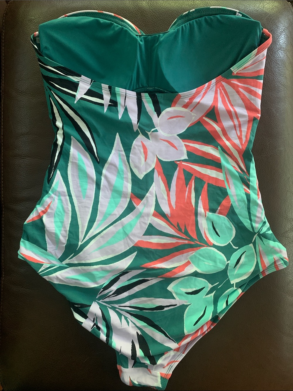 Anne Cole Twist-front wireless Tropical 1-Piece bandeau in Green, Coral & White - Picture 3 of 4